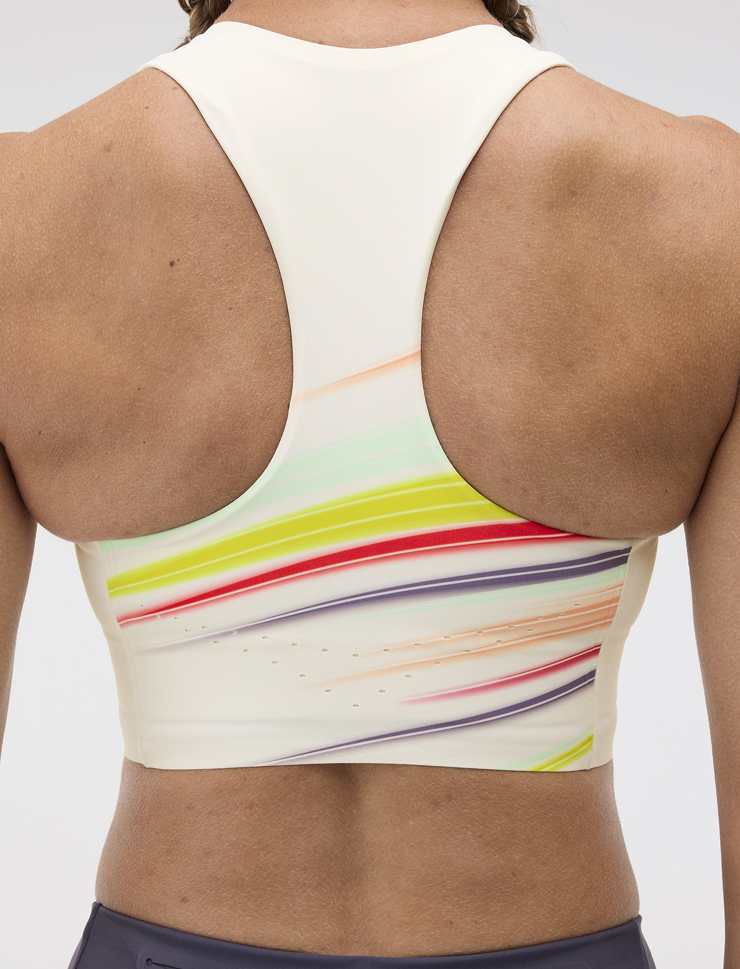 HOKA W RACE DAY CROP BRA - גוזיית ספורט הוקה לנשים בצבע אלבסטר פלייר