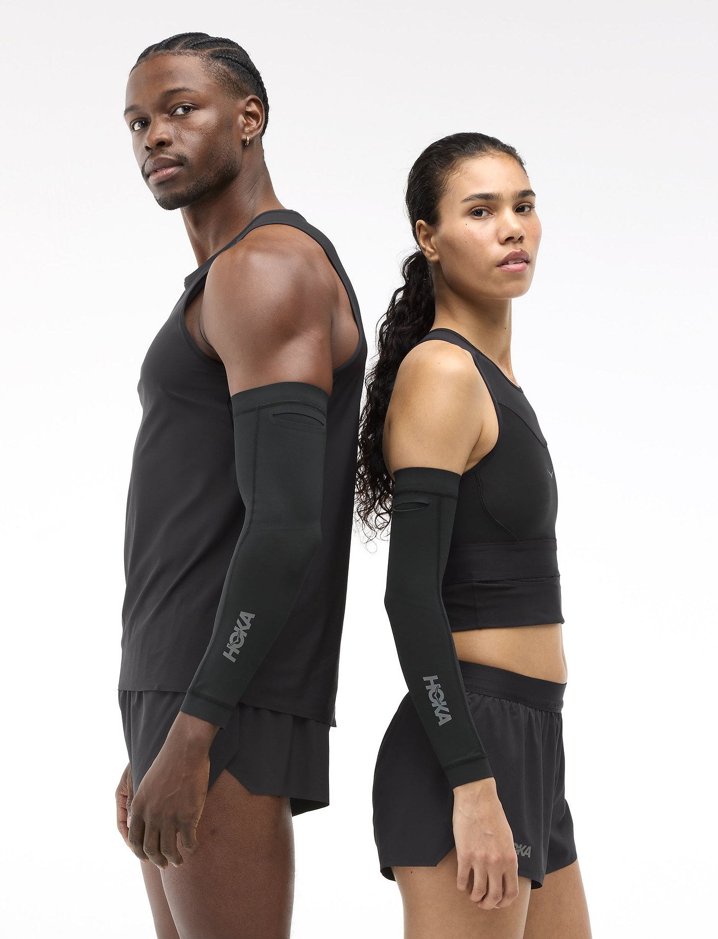 HOKA  RACE DAY ARM SLEEVE - שרוולי ידיים הוקה בצבע שחור