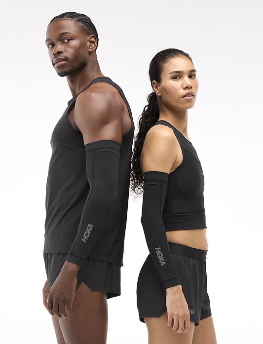 HOKA  RACE DAY ARM SLEEVE - שרוולי ידיים הוקה בצבע שחור