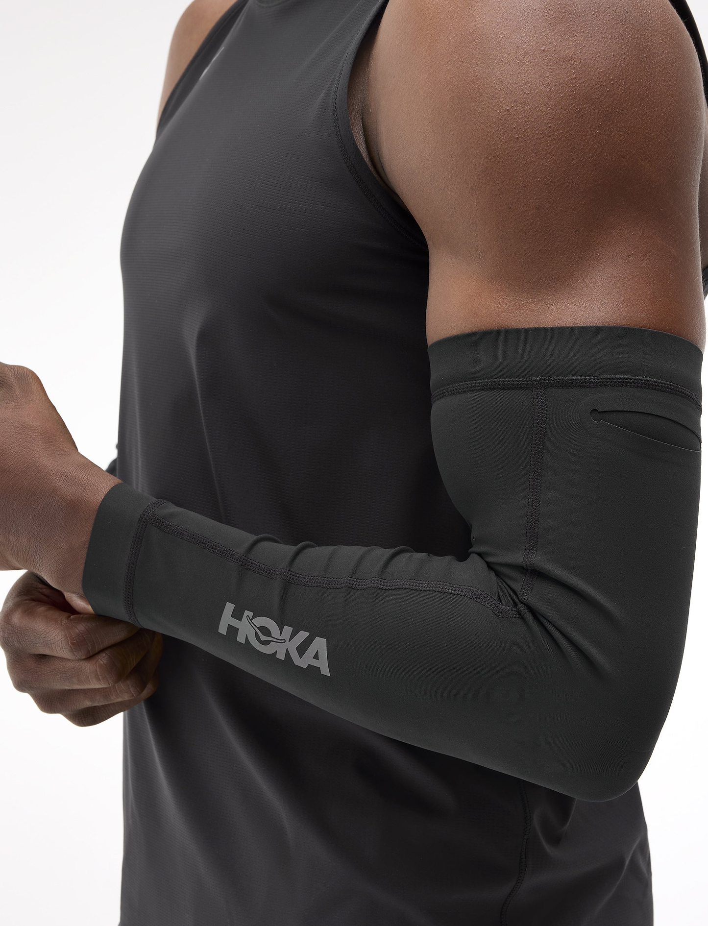 HOKA  RACE DAY ARM SLEEVE - שרוולי ידיים הוקה בצבע שחור