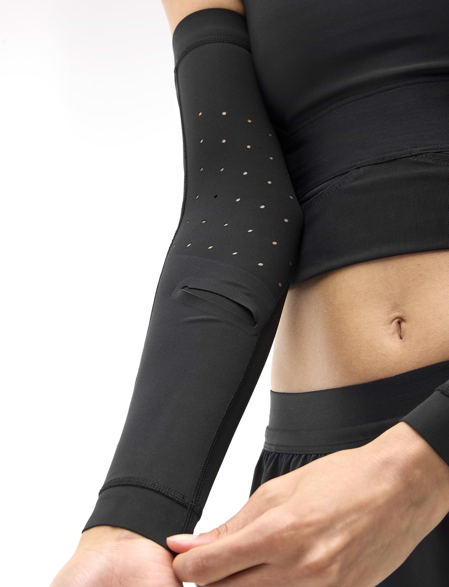 HOKA RACE DAY ARM SLEEVE - שרוולי ידיים הוקה בצבע שחור