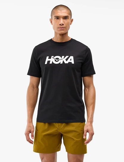 HOKA CORE LOGO CTN SS TEE  - חולצה קצרה הוקה לגברים בצבע שחור