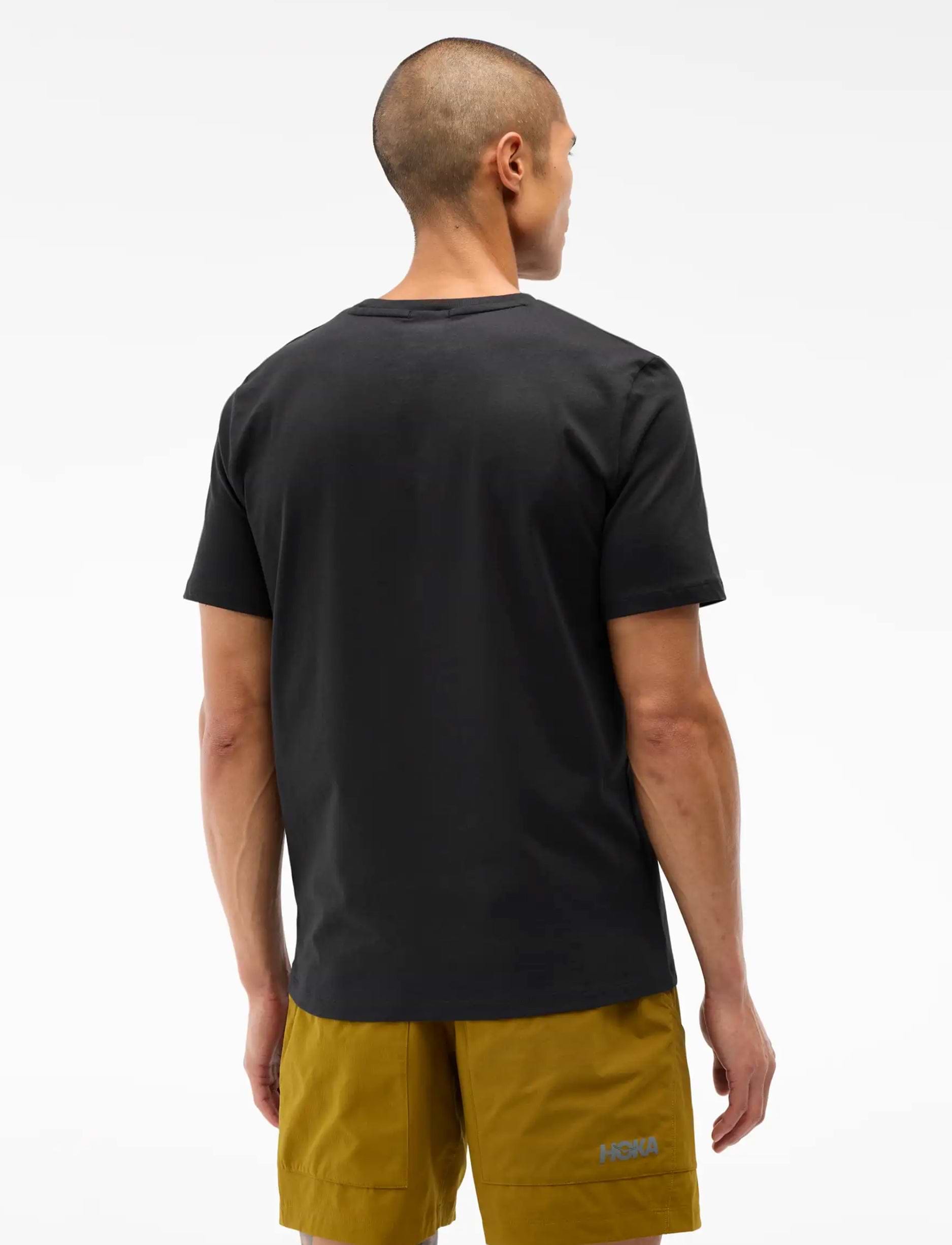 HOKA CORE LOGO CTN SS TEE  - חולצה קצרה הוקה לגברים בצבע שחור