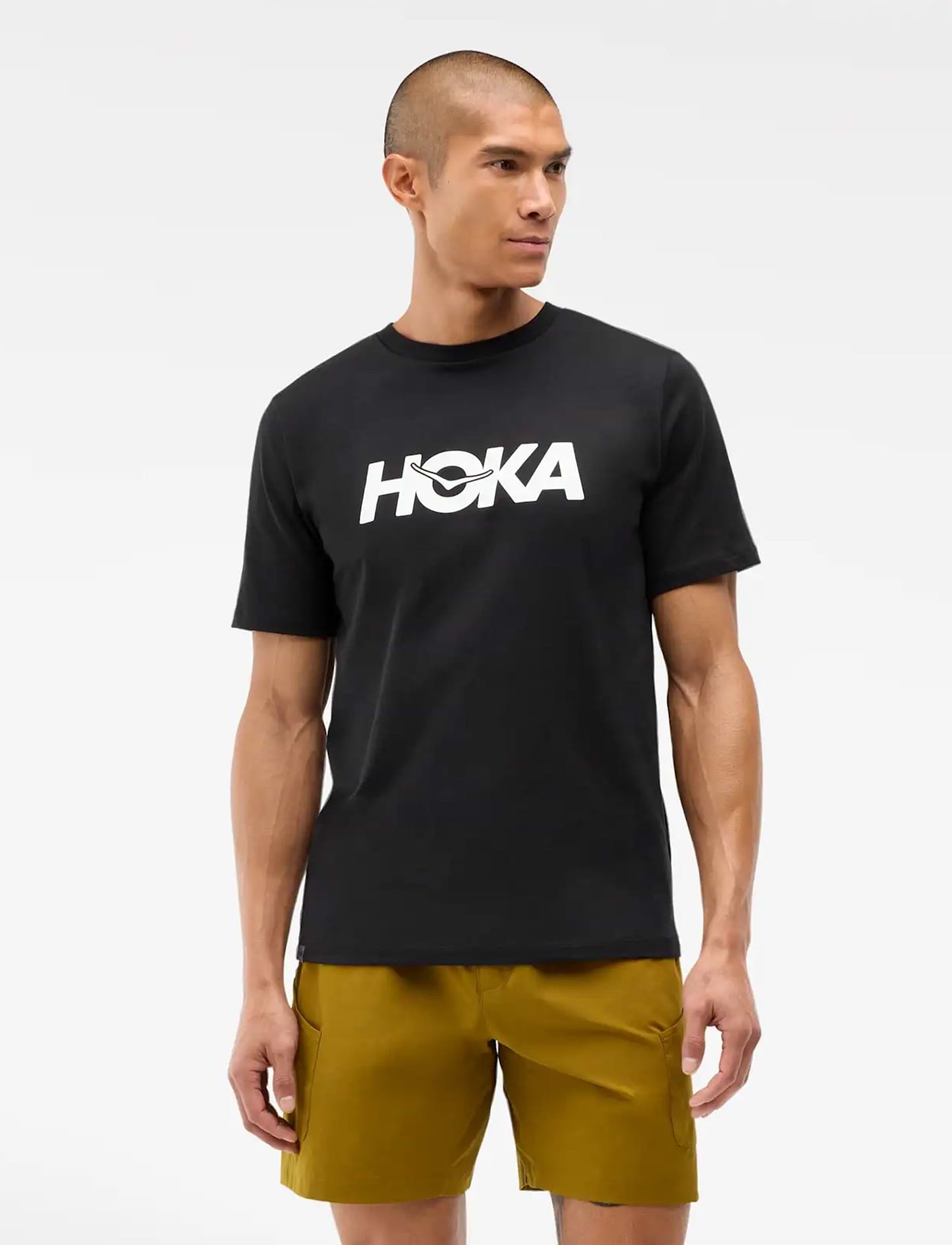 HOKA CORE LOGO CTN SS TEE - חולצה קצרה הוקה לגברים בצבע שחור