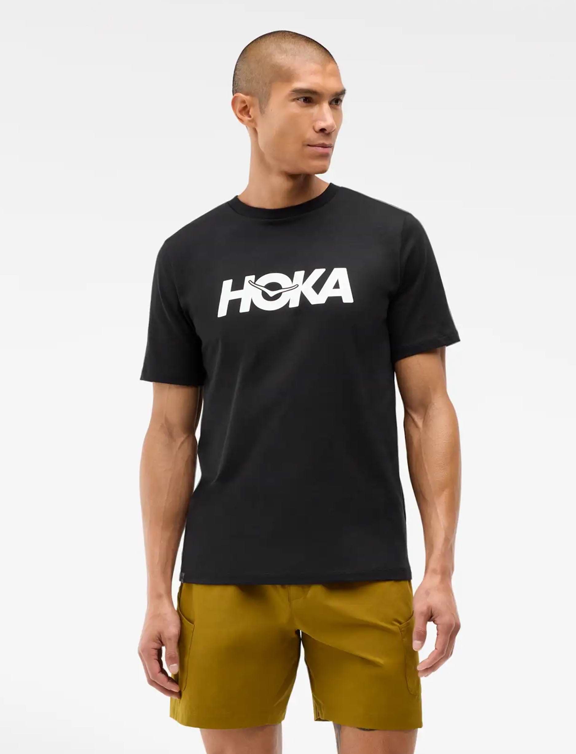 HOKA CORE LOGO CTN SS TEE  - חולצה קצרה הוקה לגברים בצבע שחור