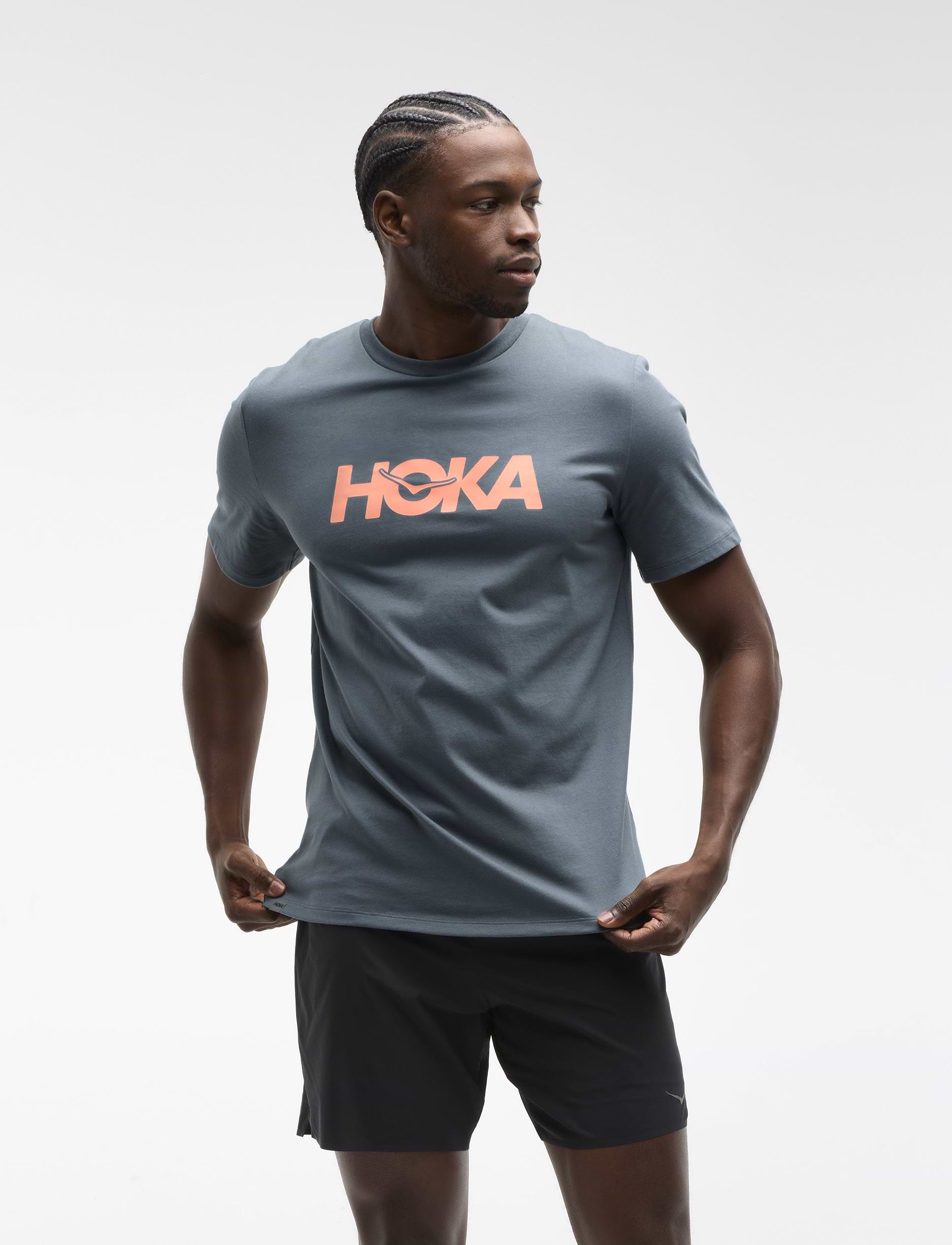 HOKA CORE LOGO CTN SS TEE  - חולצה קצרה הוקה לגברים בצבע נייבי דהוי