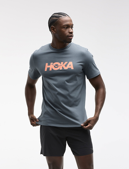 HOKA CORE LOGO CTN SS TEE  - חולצה קצרה הוקה לגברים בצבע נייבי דהוי