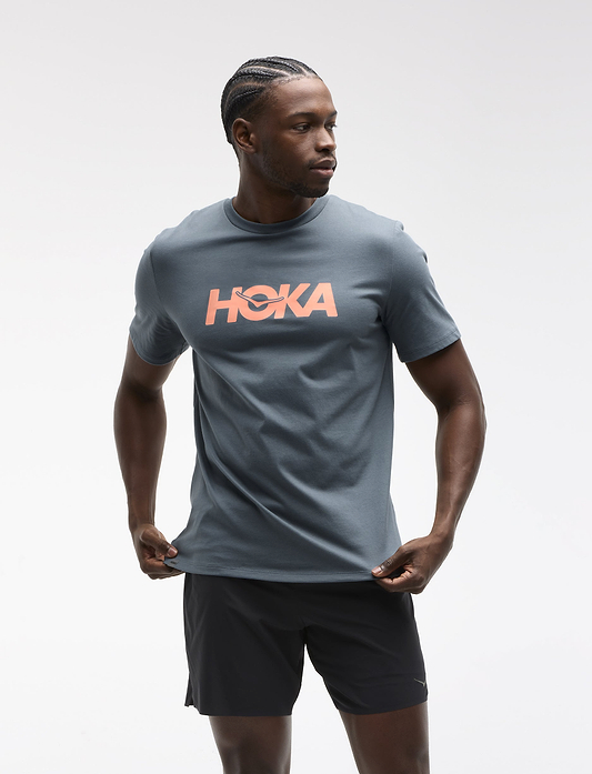HOKA CORE LOGO CTN SS TEE  - חולצה קצרה הוקה לגברים בצבע נייבי דהוי