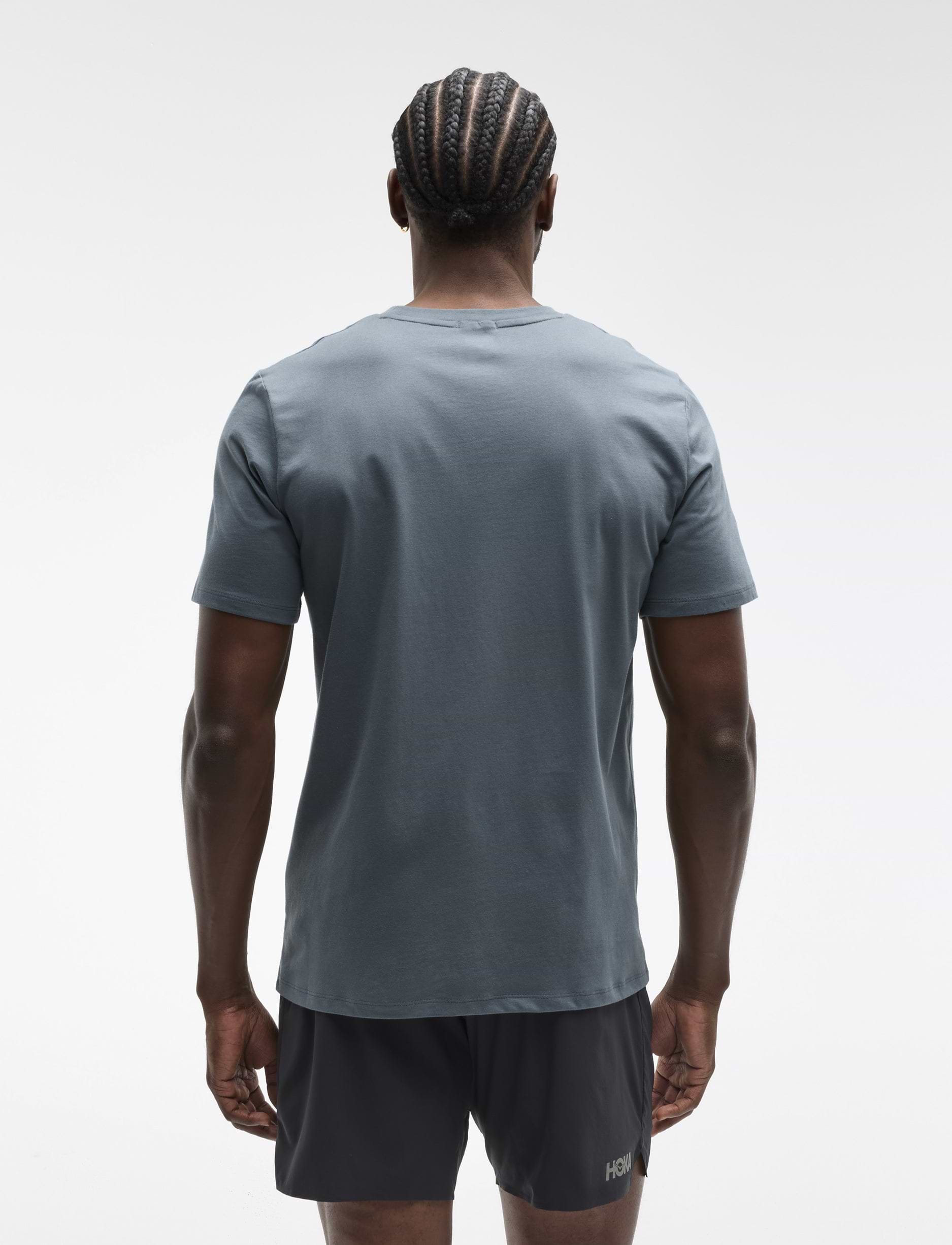 HOKA CORE LOGO CTN SS TEE  - חולצה קצרה הוקה לגברים בצבע נייבי דהוי