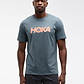 HOKA CORE LOGO CTN SS TEE  - חולצה קצרה הוקה לגברים בצבע נייבי דהוי