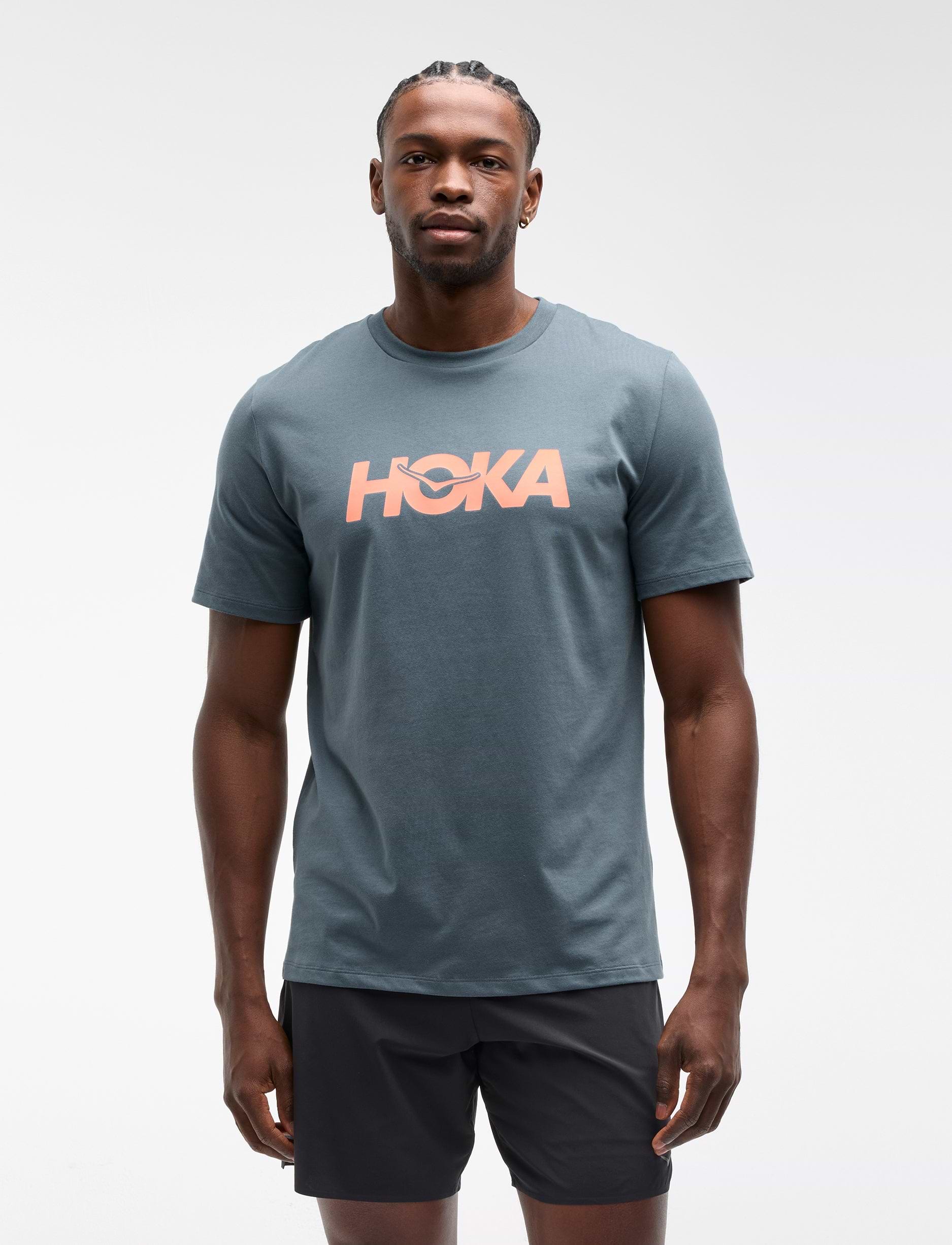 HOKA CORE LOGO CTN SS TEE  - חולצה קצרה הוקה לגברים בצבע נייבי דהוי