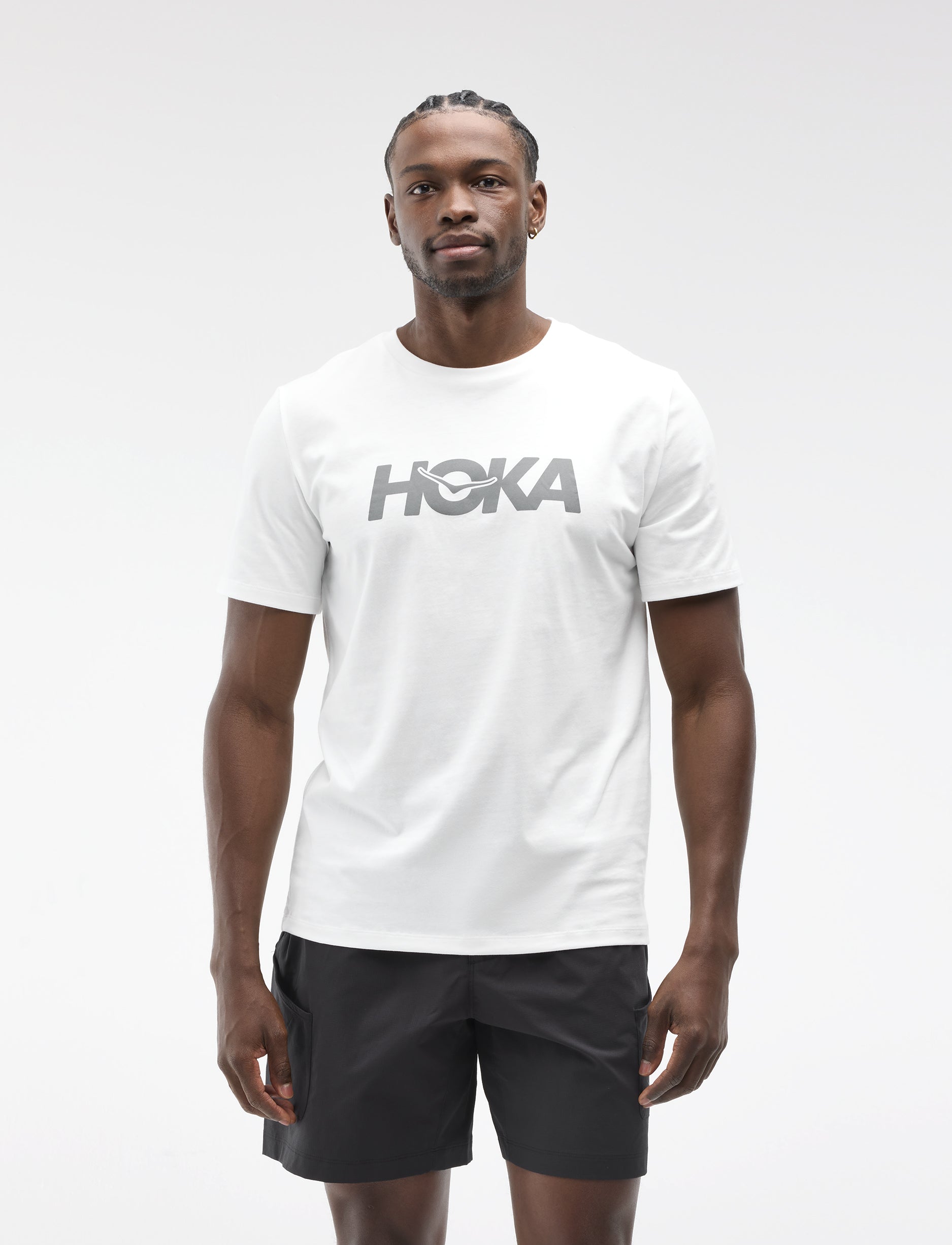 HOKA CORE LOGO CTN SS TEE  - חולצה קצרה הוקה לגברים בצבע לבן
