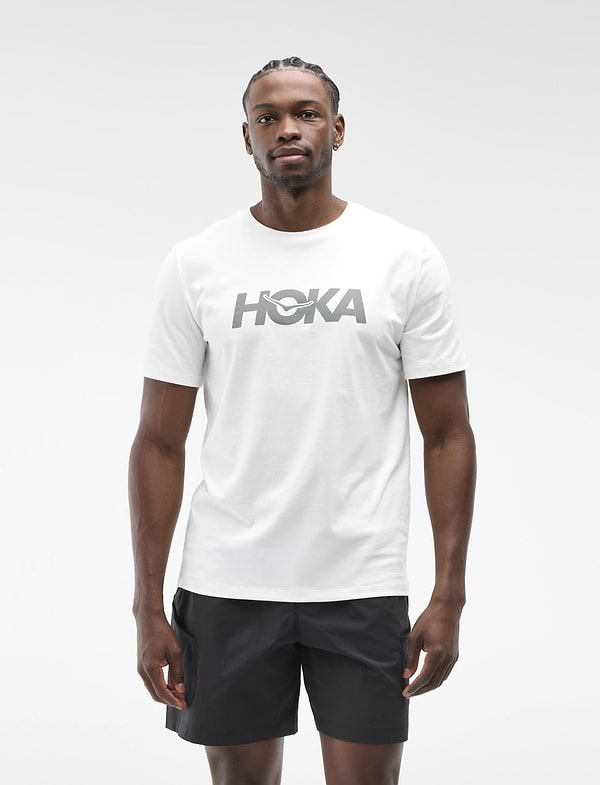 HOKA CORE LOGO CTN SS TEE  - חולצה קצרה הוקה לגברים בצבע לבן