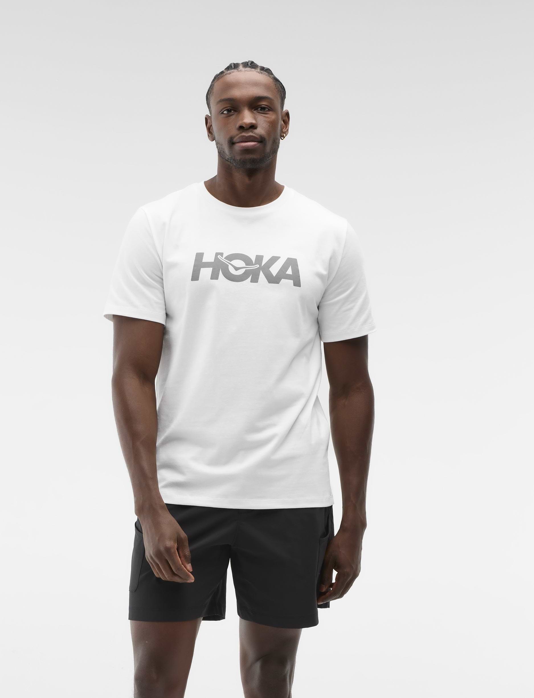 HOKA CORE LOGO CTN SS TEE  - חולצה קצרה הוקה לגברים בצבע לבן