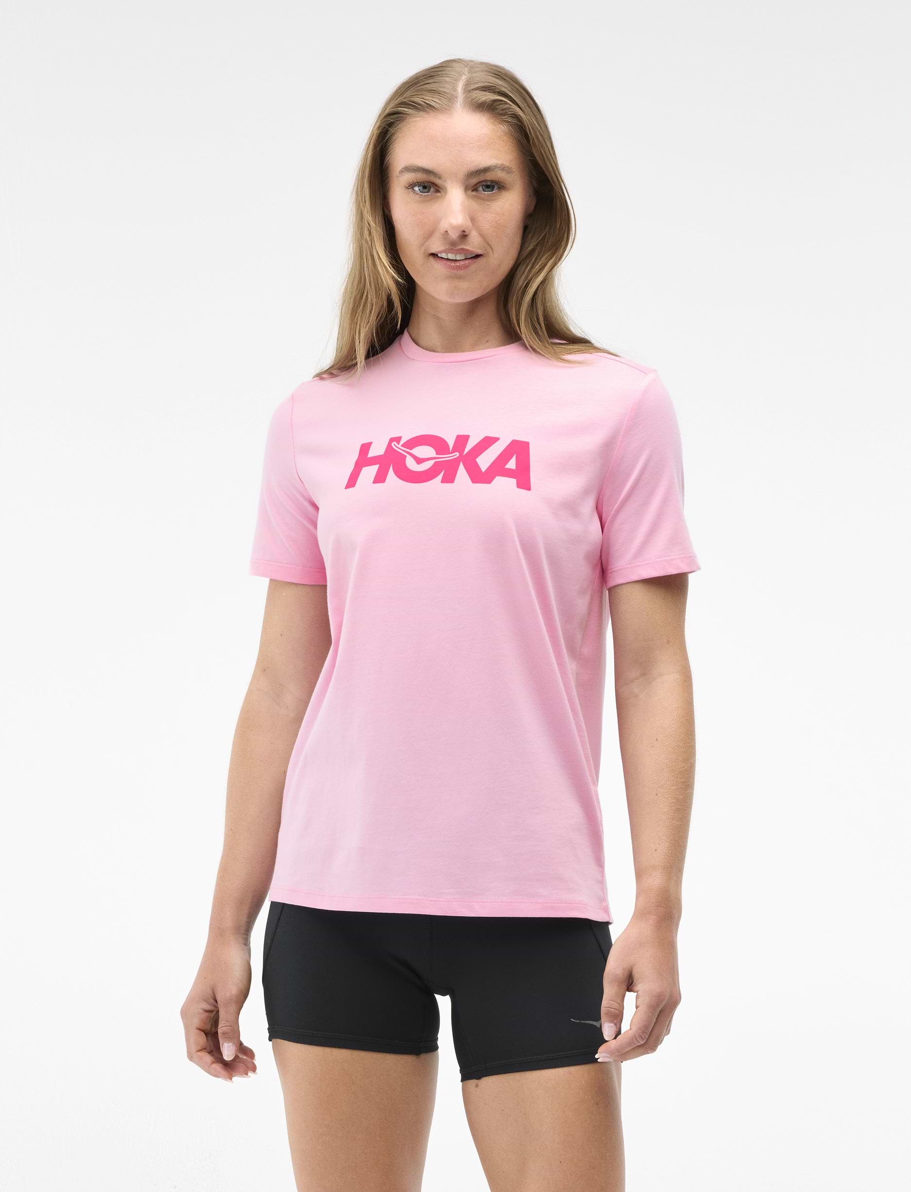 HOKA CORE LOGO CTN SS TEE  - חולצה קצרה הוקה לנשים בצבע ורוד מסטיק