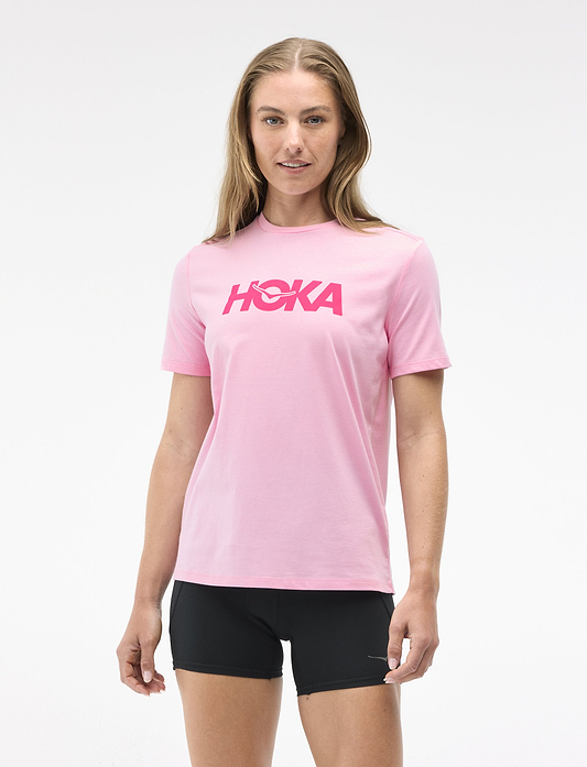 HOKA CORE LOGO CTN SS TEE  - חולצה קצרה הוקה לנשים בצבע ורוד מסטיק