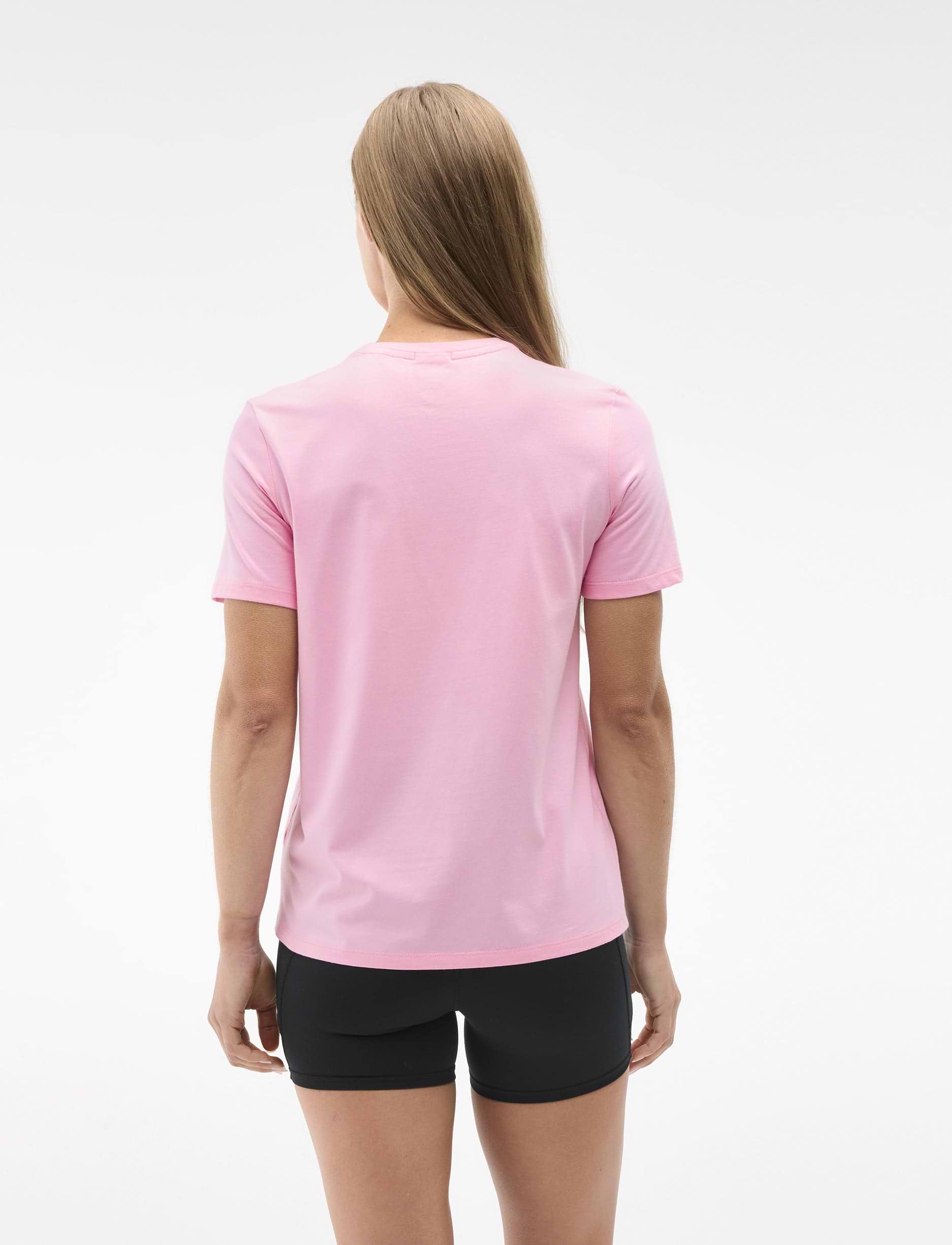 HOKA CORE LOGO CTN SS TEE  - חולצה קצרה הוקה לנשים בצבע ורוד מסטיק