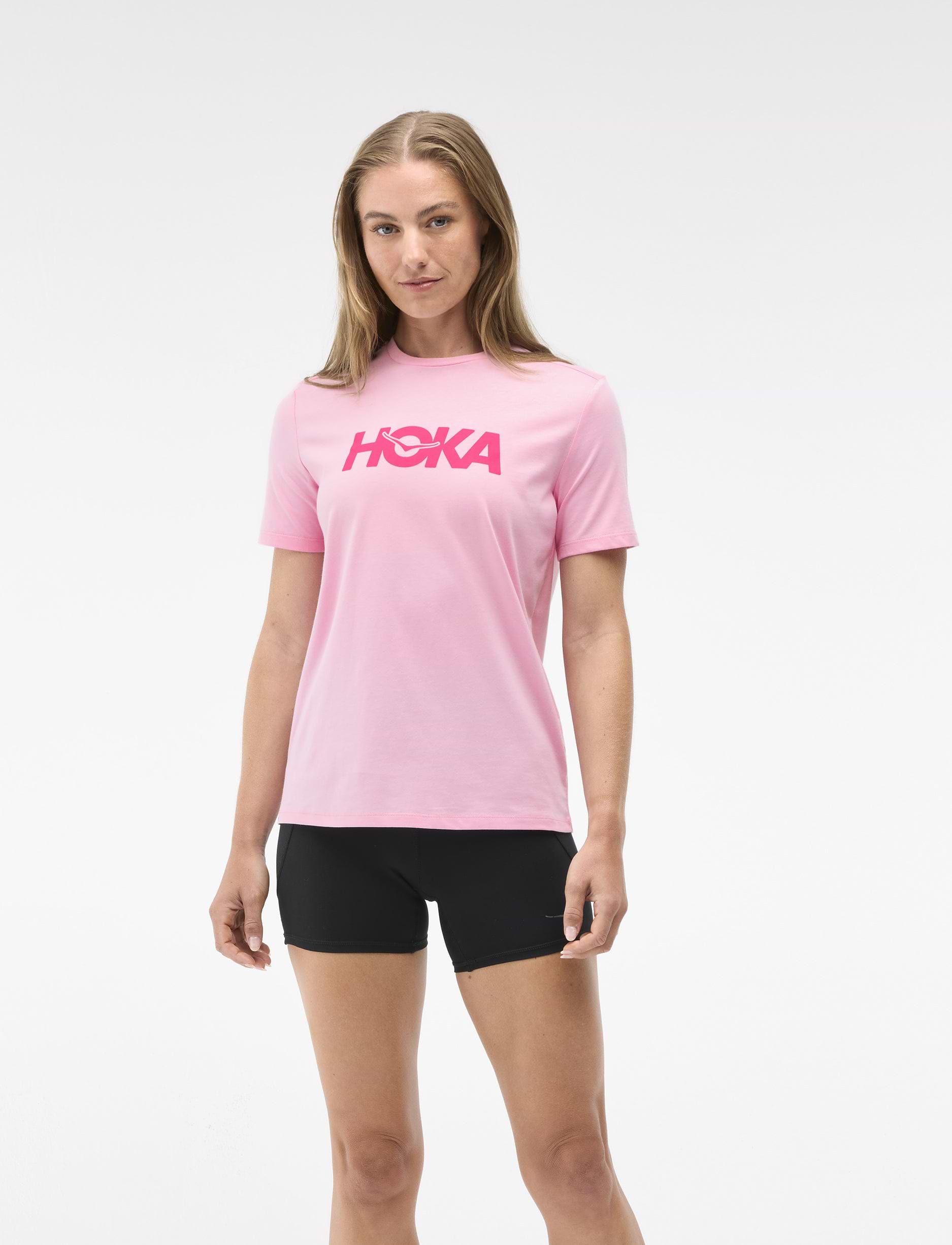 HOKA CORE LOGO CTN SS TEE  - חולצה קצרה הוקה לנשים בצבע ורוד מסטיק