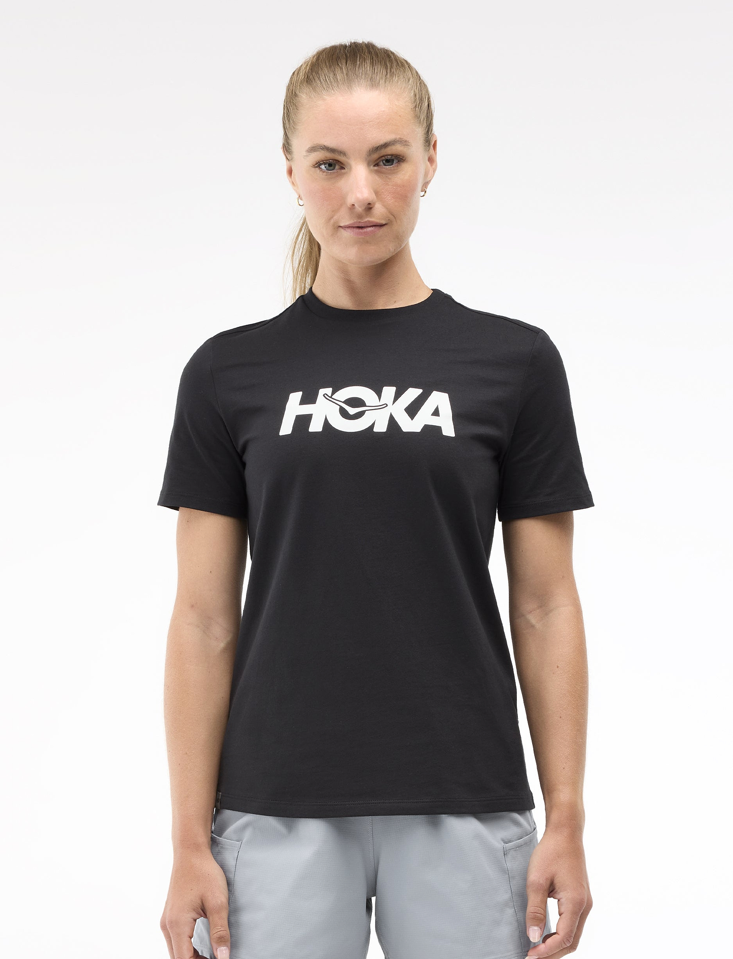 HOKA CORE LOGO CTN SS TEE  - חולצה קצרה הוקה לנשים בצבע שחור