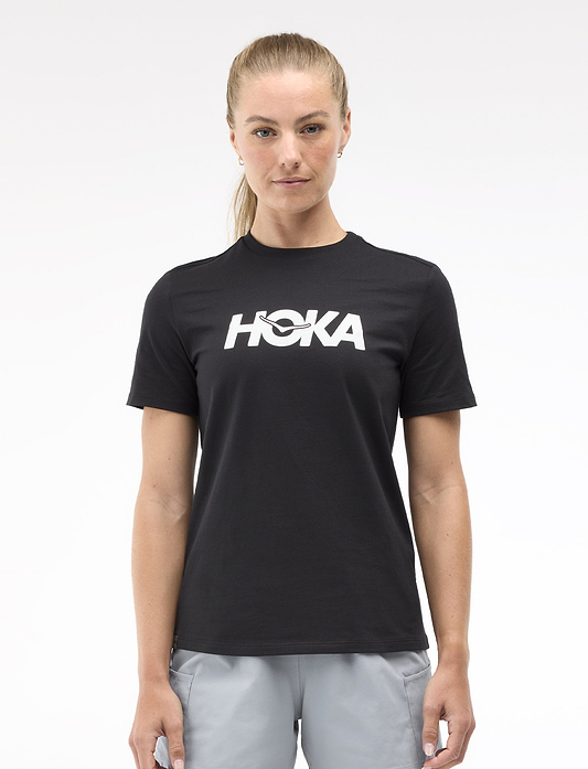 HOKA CORE LOGO CTN SS TEE  - חולצה קצרה הוקה לנשים בצבע שחור