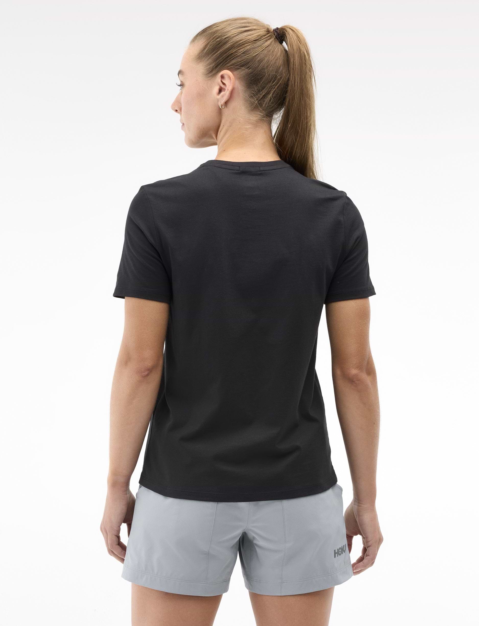 HOKA CORE LOGO CTN SS TEE  - חולצה קצרה הוקה לנשים בצבע שחור