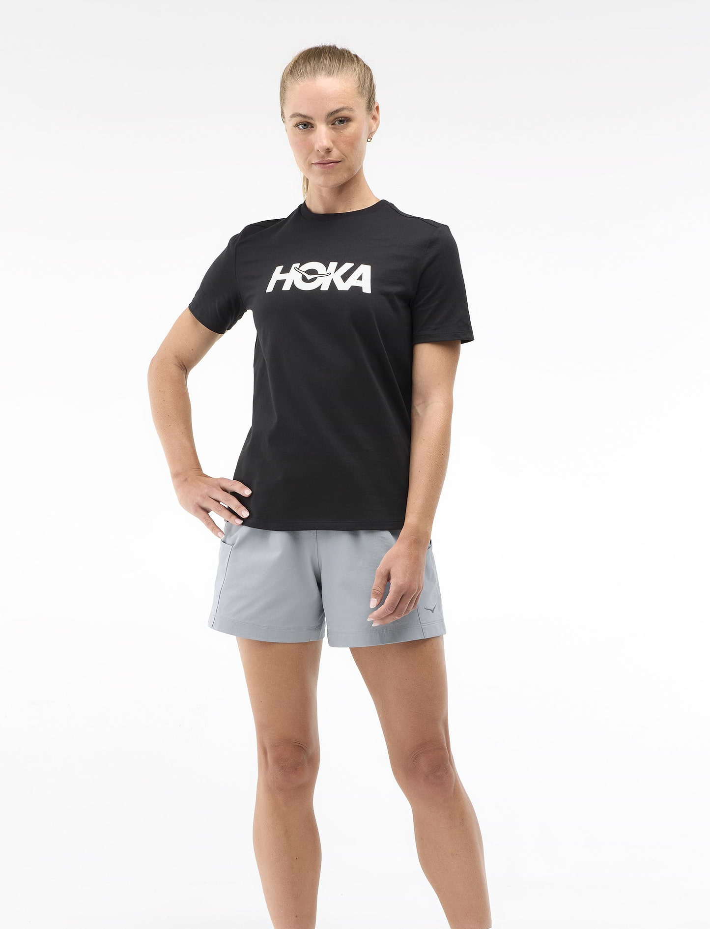 HOKA CORE LOGO CTN SS TEE - חולצה קצרה הוקה לנשים בצבע שחור