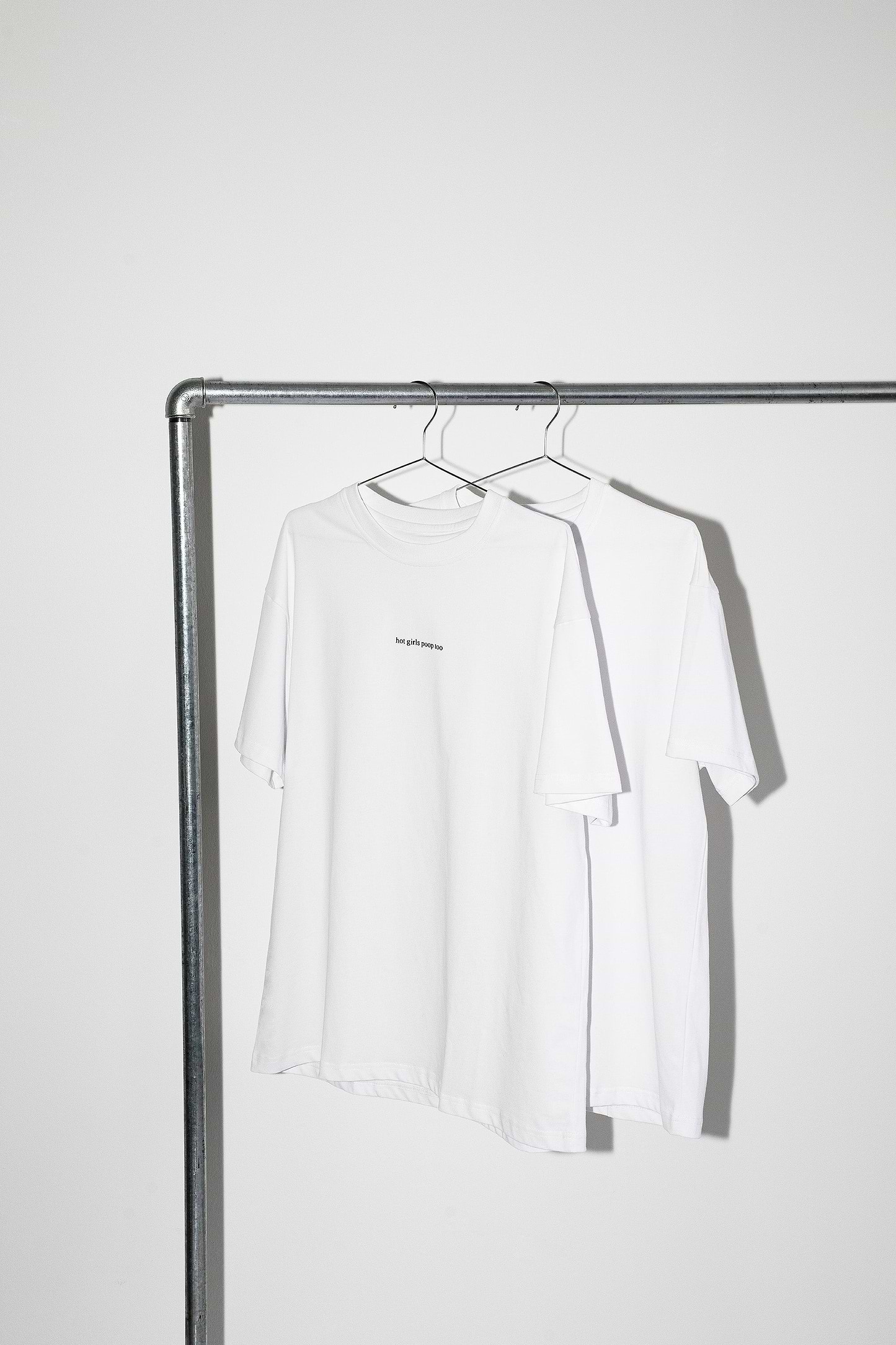 T-Shirt "Hot girls poop too"