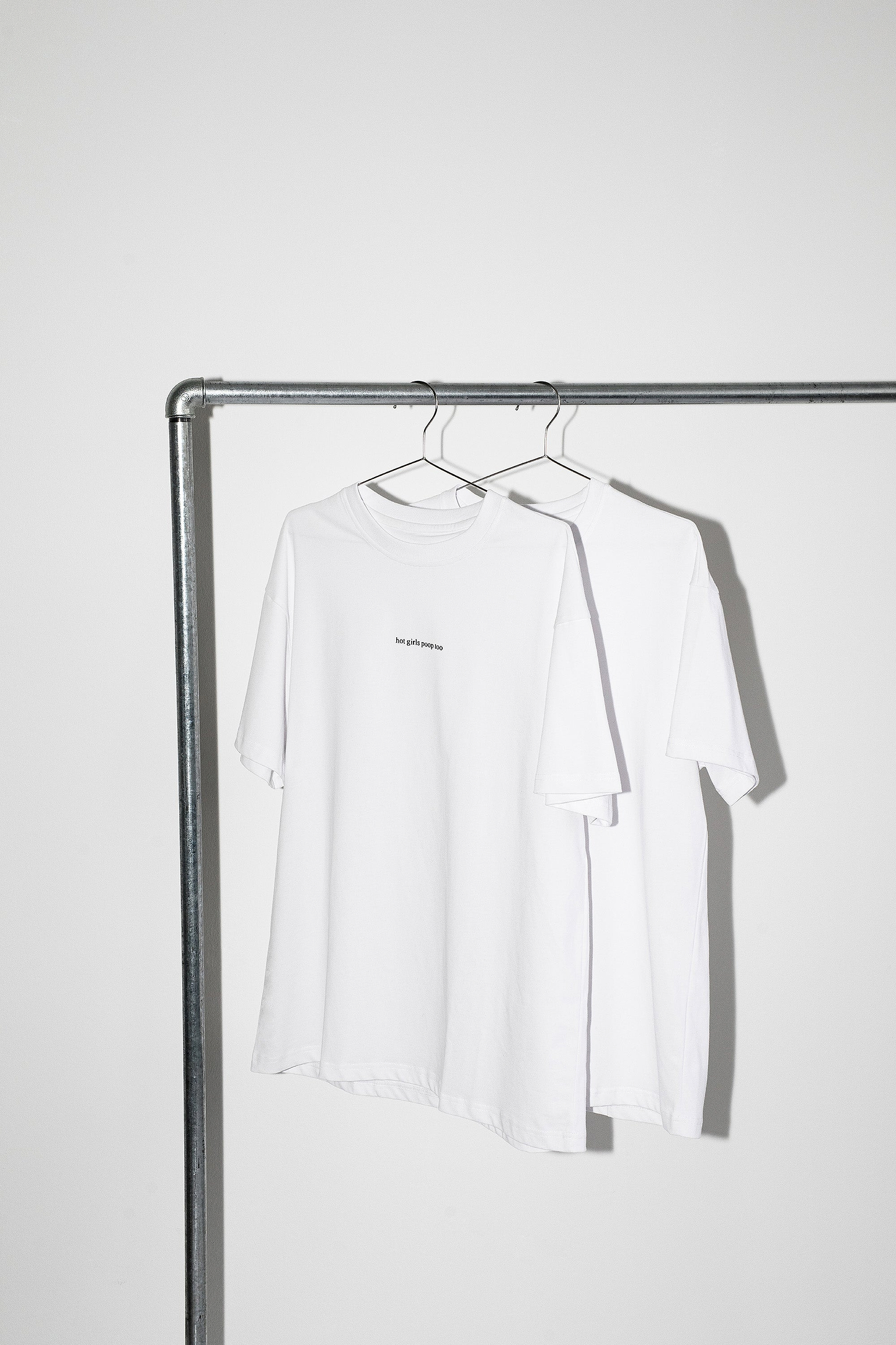 T-Shirt "Hot girls poop too"