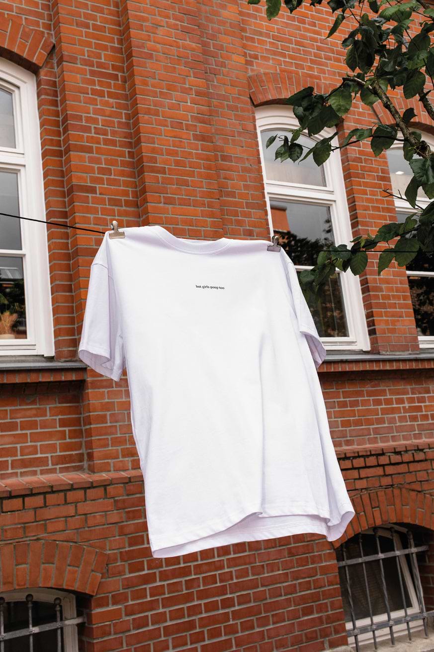 T-Shirt "Hot girls poop too"