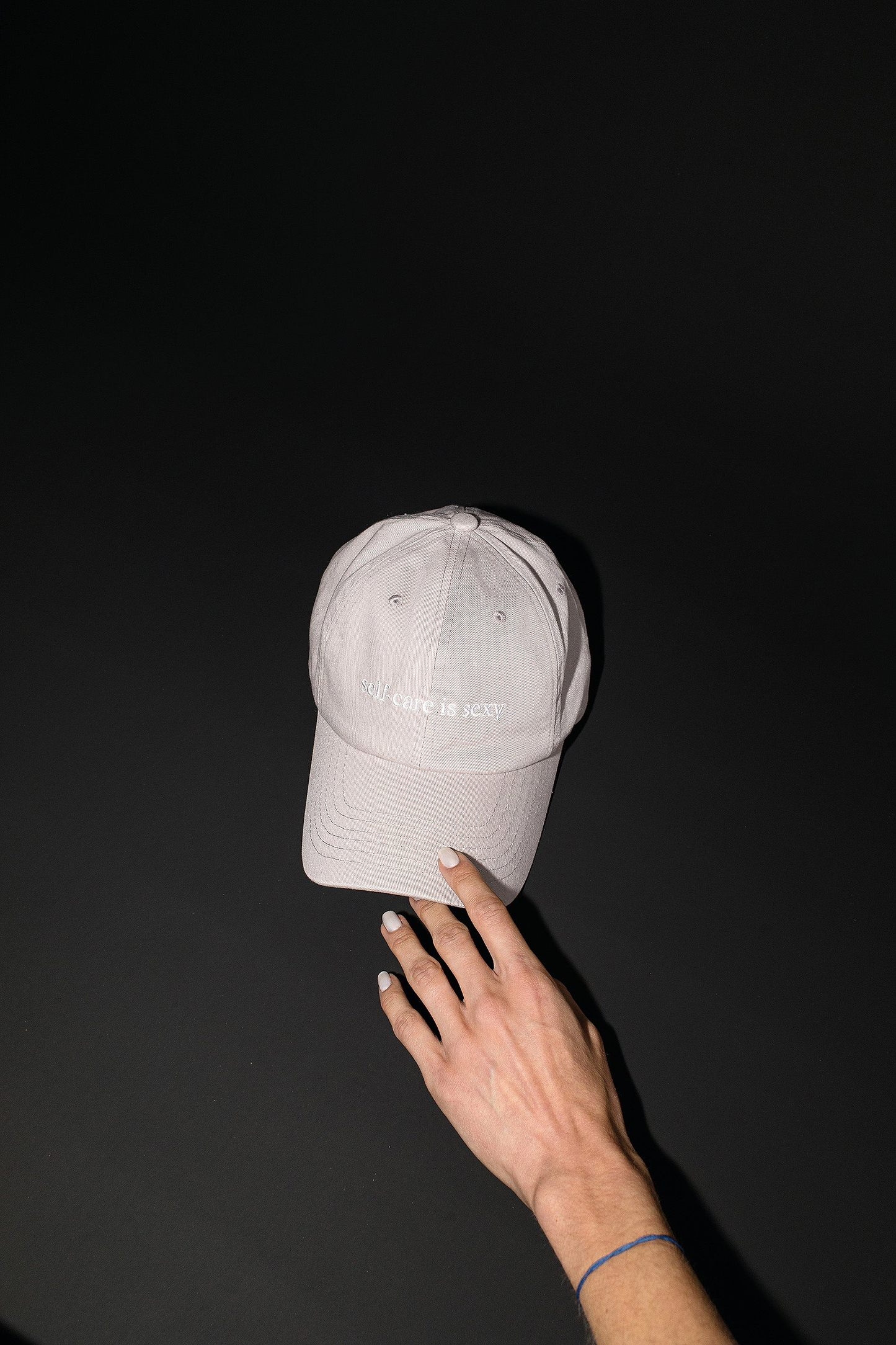 Cap "La cura di sé è sexy" Greige