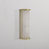 Mittlere Wandleuchte 'Bank' aus antikem Messing mit gerilltem Glas, vertikal an weiÃƒÅ¸er Wand montiert.
