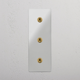 Vertikaler Dreifach-Kipphebelschalter – Durchsichtig + Antikes Messing – effizientes Lichtmanagement – auf weißem Hintergrund