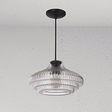 Brookfield Medium-Deckenleuchte, geriffeltes Glasdesign mit bronzenen Akzenten, an einer schwarzen Schnur hängend.