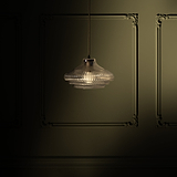 Brookfield hängende Medium-Deckenleuchte mit geriffeltem Glas in Bronze vor grünem, verzierter Wand.