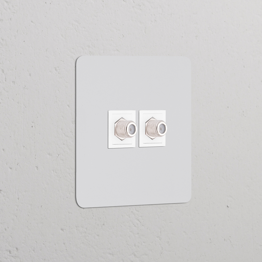 Einfachrahmen mit Steckdosen und 2x Satelliten-Modul, lackierbar + weiß, für eine moderne und funktionale Wandgestaltung.