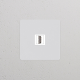 Einfachrahmen mit HDMI-Anschluss, lackierbar + weiß: Steckdosenrahmen auf hellgrauer Wand für moderne Einrichtung.