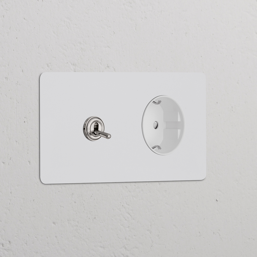 Zweifachrahmen mit Kipphebelschalter und Schuko Typ F Steckdose, lackierbar, poliertes Nickel und Weiß.