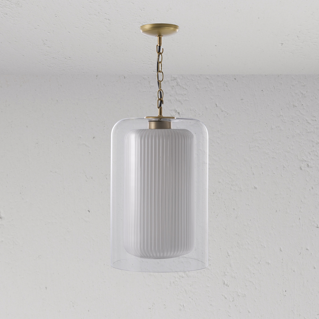 Produkt „nan“: Eine weiße Pendelleuchte mit geripptem Glasschirm und Messingkette.