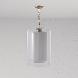 Produkt „nan“: Eine weiße Pendelleuchte mit geripptem Glasschirm und Messingkette.