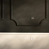 Einfachrahmen mit Schuko Typ F abgerundeter Steckdoseneinsatz, lackierbar und weiß, an der Wand montiert.