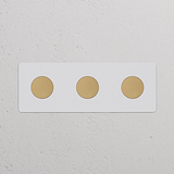 Dreifachrahmen mit 3x Dimmerknopf in lackierbarem Weiß und antikem Messing, passend für elegantes Interieur.