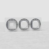 Runder Dreifachrahmen für 1 Keystone- & 2 EU-Steckdoseneinsätze, transparent mit weißen Akzenten, für nahtlose Integration.