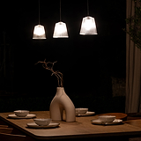 Richmond hängende Medium-Deckenleuchte mit geriffeltem Glas und Bronze-Finish, über einem Tisch platziert.