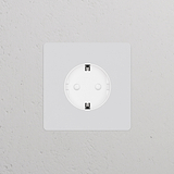 Weißer Einfachrahmen mit Schuko-Steckdose Typ F, lackierbar für die nahtlose Integration in moderne Innenräume.