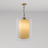 Elegante Pendelleuchte mit geripptem Glasschirm, der an einer Kette an einer weißen strukturierten Decke hängt.