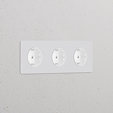 Dreifachrahmen mit 3x Schuko Typ F, lackierbar + weiß, mit abgerundetem Steckdoseneinsatz für elegante Wandintegration.