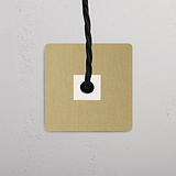 Einfachrahmen mit Kabelausgang 1x in der Ausführung Antikes Messing + Weiß, elegante und funktionale Wandhalterung.