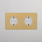 SchuKo-Steckdoseneinsatz Typ F runde Doppelsteckdose im Zweifachrahmen, Messing antik mit weißem Finish.