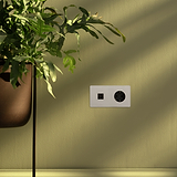 Doppelrahmen in Nickel poliert und Schwarz mit USB-C- (30 W) und SchuKo-Buchse (Typ F).