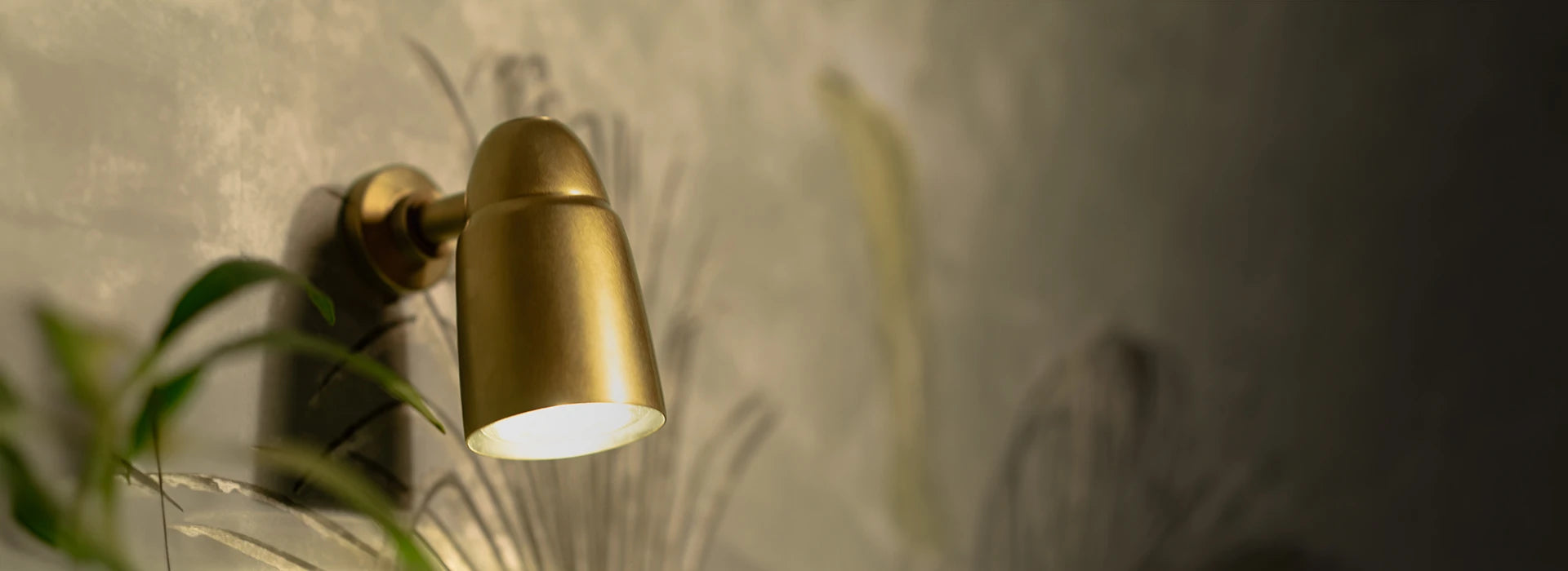 Antiek Messing Hangende Wandlamp met Geribbeld Glazen Lampenkap op Donkere muur
